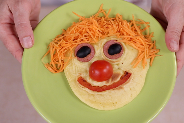 Pancakes salati “smile” per bambini con würstel e verdure - Step 5