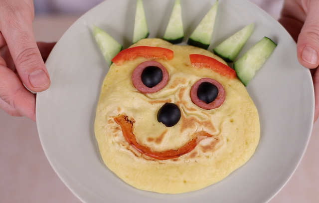 Pancakes salati “smile” per bambini con würstel e verdure - Step 7