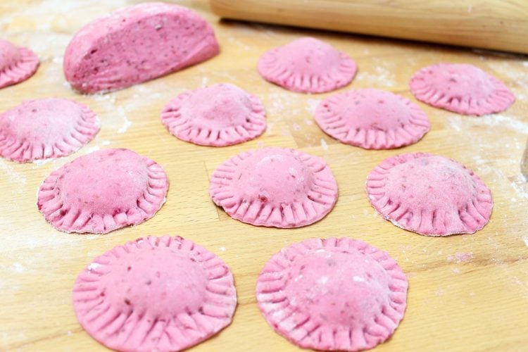 Ravioli di rapa rossa, con ricotta e spinaci