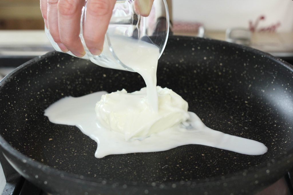 Quando l’acqua raggiunge il bollore uniamo la pasta e lasciamola cuocere calcolando una cottura al dente. Nel frattempo, in una padella sciogliamo il formaggio spalmabile con 50 ml di latte. Formeremo così la nostra crema.