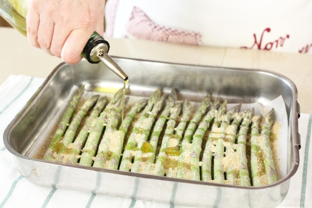 Infine, condiamo con olio e sale quanto basta. Inforniamo gli asparagi in forno ventilato a 170° C per 20 minuti. 