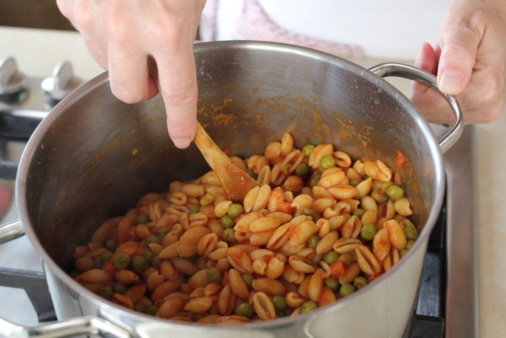 Ricetta gnocchetti sardi pomodoro e piselli - Step 5