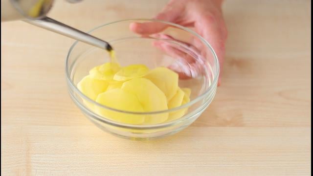 Mettete la patata tagliata in una ciotola, aggiungete un filo d'olio extra vergine d'oliva e amalgamate bene con le mani.