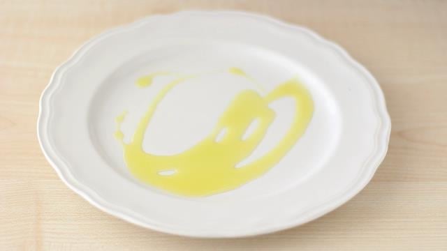 Prendete un piatto piano in ceramica bianco e oliatelo bene.
