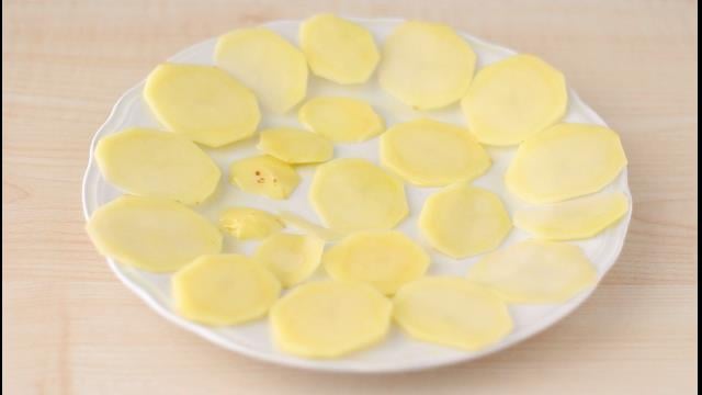 Portate la chips di patate a cuocere in microonde, alla massima potenza, per circa 7 minuti. Vi consiglio di aprire il microonde ogni 4 minuti circa in modo da controllare la cottura. Se notate che alcune patate sono cotte, toglietele e continuate a cuocere le altre secondo la doratura desiderata.