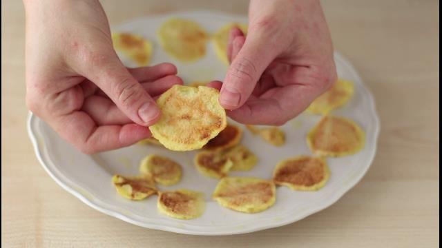 Estraete le chips di patate dal microonde, aggiungete il sale, le spezie che desiderate e servitele.