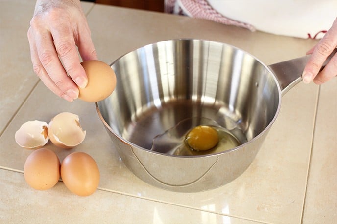 Prendiamo una pentola abbastanza capiente e iniziamo a rompere le uova. 