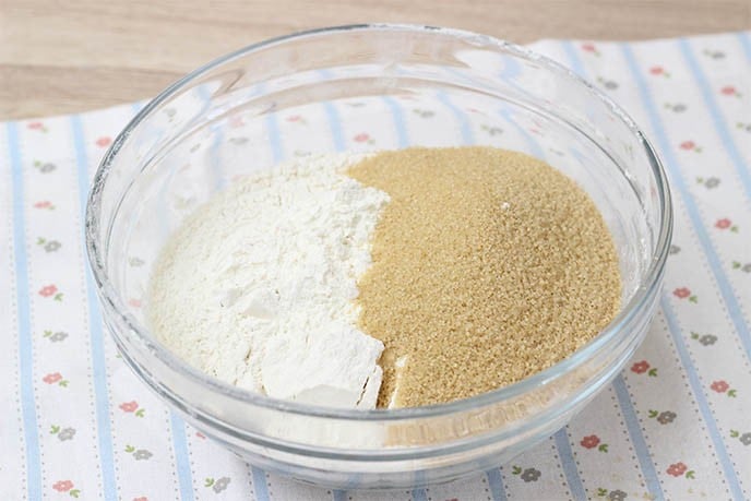 Plumcake bicolore sofficissimo – ricetta senza uova - Step 1