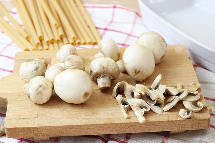 Pasta al forno con funghi, piselli e besciamella – ziti al forno - Step 1