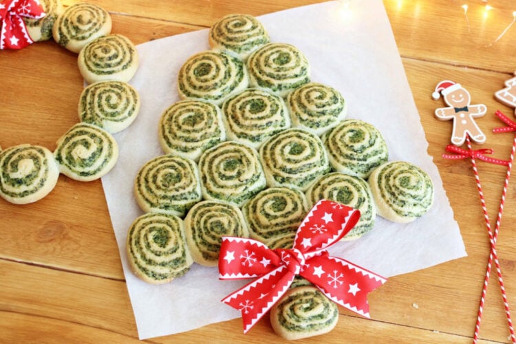 Albero di Natale di pan brioche al formaggio - panini girella