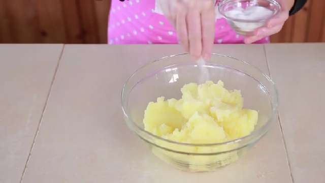 Preparare il rotolo di patate è semplice, per prima cosa fate bollire le patate in abbondante acqua salata fino a cottura ultimata. Ci vorranno circa 30 minuti dalla ripresa del bollore. Schiacciate poi le patate con l'aiuto di uno schiaccia patate e salatele a piacere.