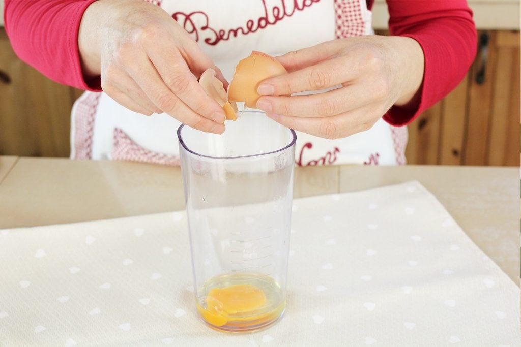 Nel bicchiere del frullatore ad immersione o in una ciotola iniziamo unendo l'uovo ( mi raccomando utilizzate uova a temperatura ambiente). 