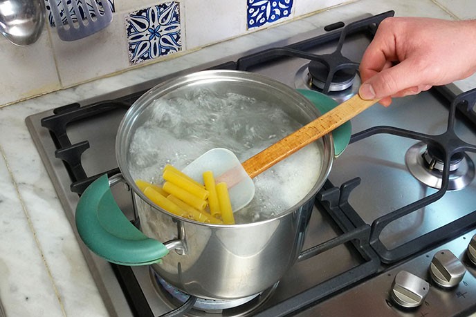 Cuocete la pasta corta in abbondante acqua salata, avendo cura di scolarla 3 - 4 minuti prima del tempo indicato nella confezione, quindi scolatela normalmente.