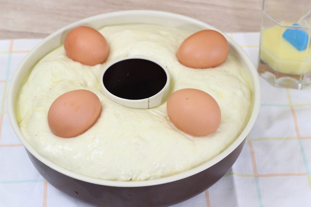 Uniamo in superficie 4 uova, precedentemente ben lavate.