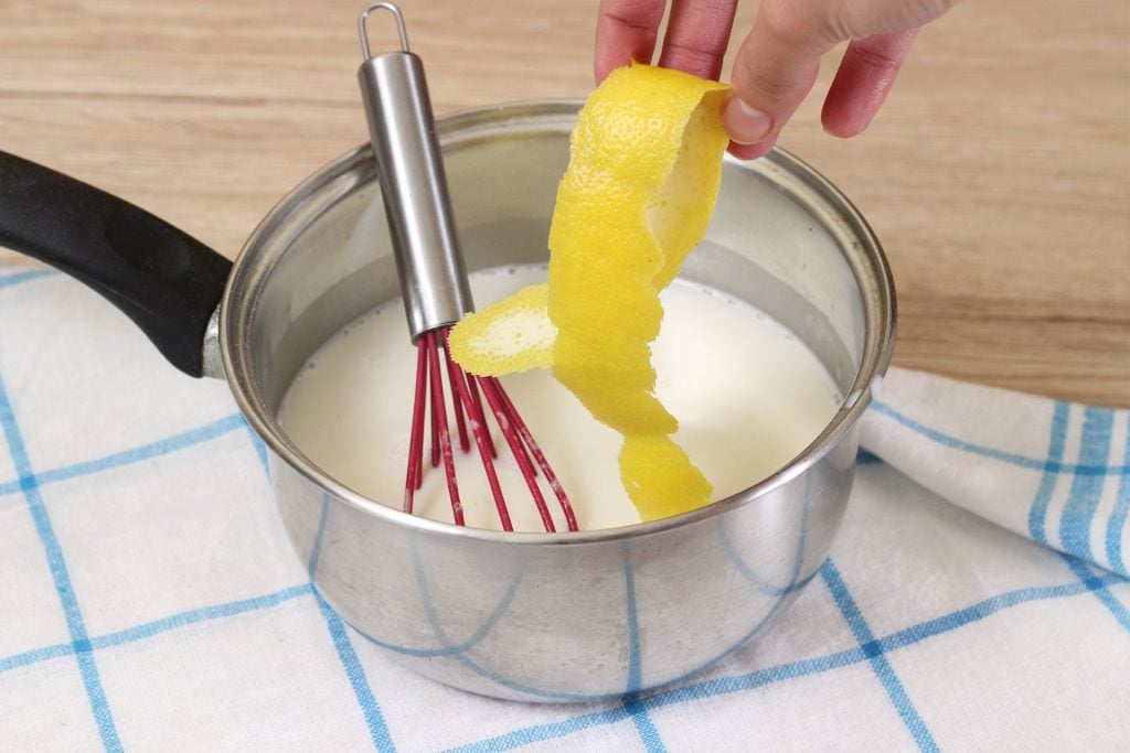 Cannoli alla crema senza uova, di pasta sfoglia - Step 2