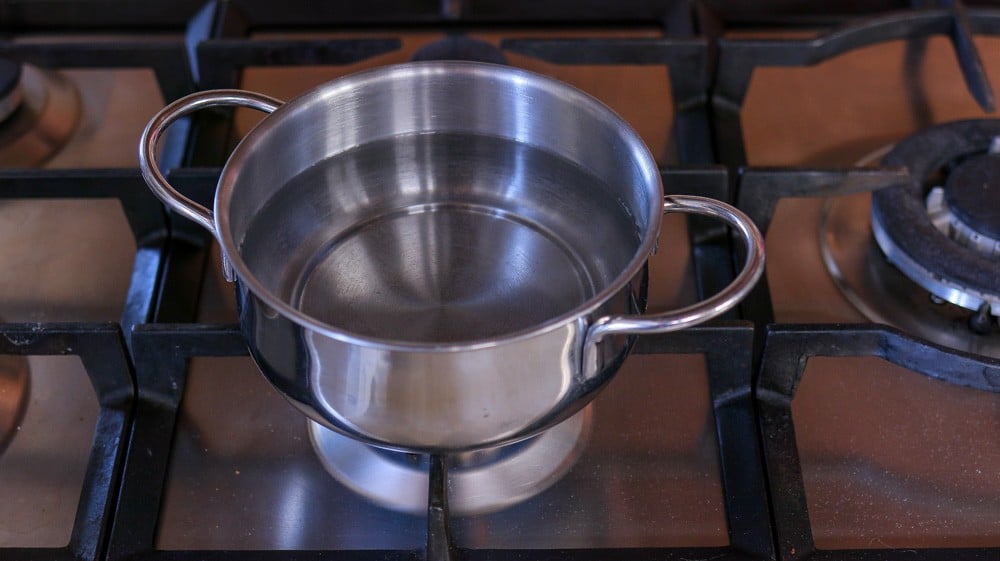 Per prima cosa per preparare la glassa mettiamo a bollire in un pentolino dell'acqua.