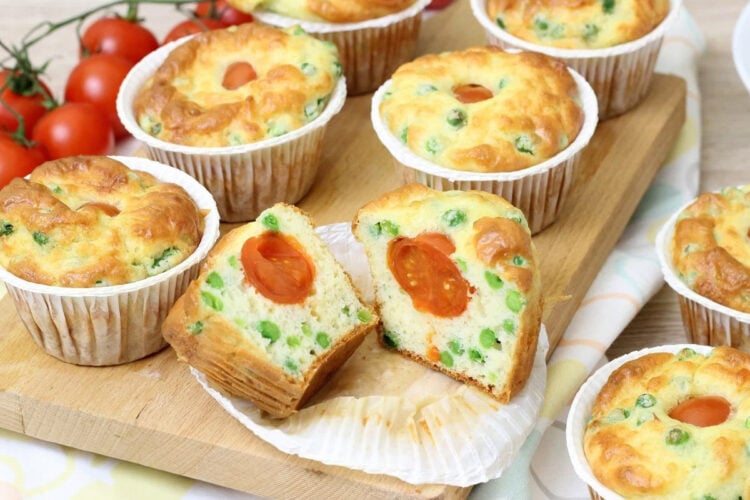 Muffin salati con piselli e pomodorini