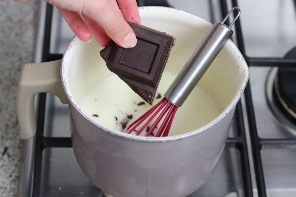 Spengiamo il fuoco e aggiungiamo alla crema il cioccolato fondente. Mescoliamo bene fino a quando il cioccolato non si sarà completamente sciolto.