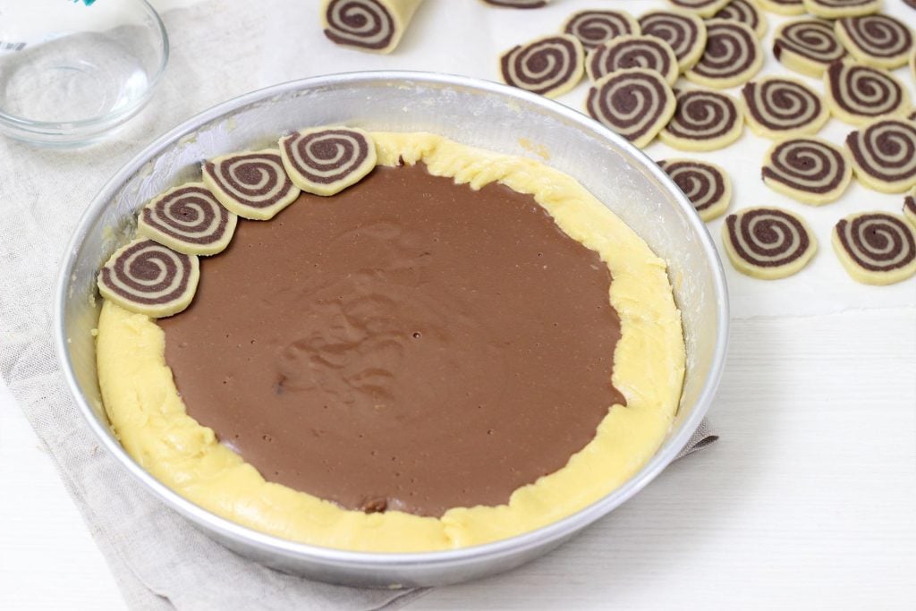 Crostata di girelle bicolore con crema al cioccolato – ricetta facile - Step 5