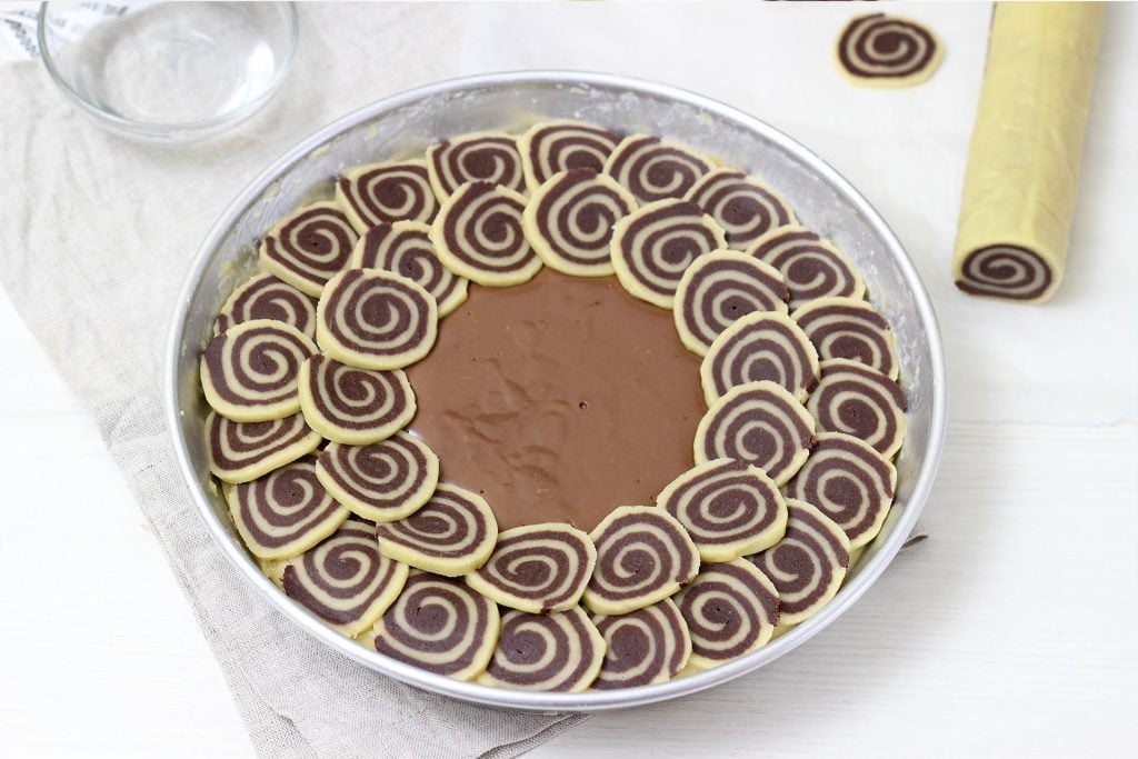 Realizziamo un secondo cerchio più interno. Se vi avanzano delle girelle, potete ricoprire tutta la superficie della crostata o lasciarle così e cuocerle, sono dei biscotti buonissimi!