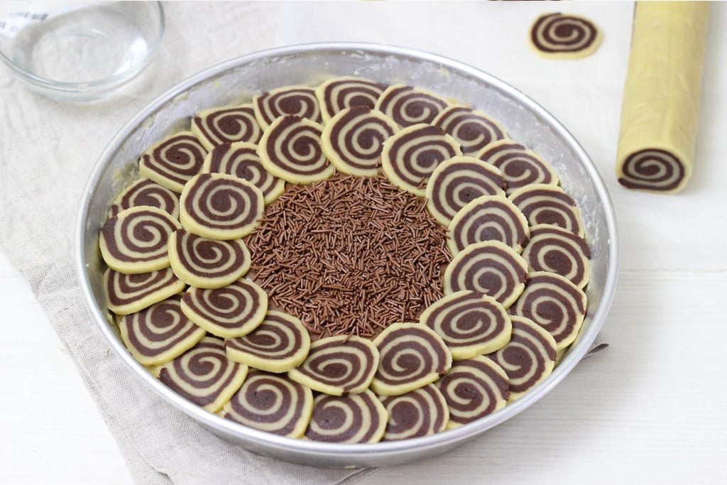 Crostata di girelle bicolore con crema al cioccolato – ricetta facile - Step 7