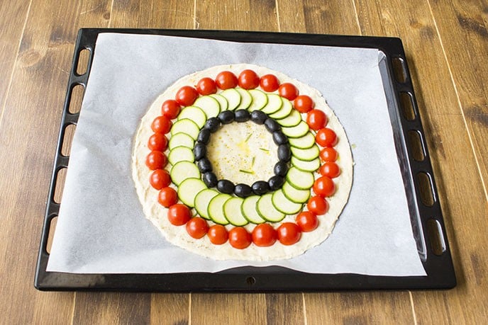 Focaccia veloce mille colori con zucchine pomodorini e olive - Step 4