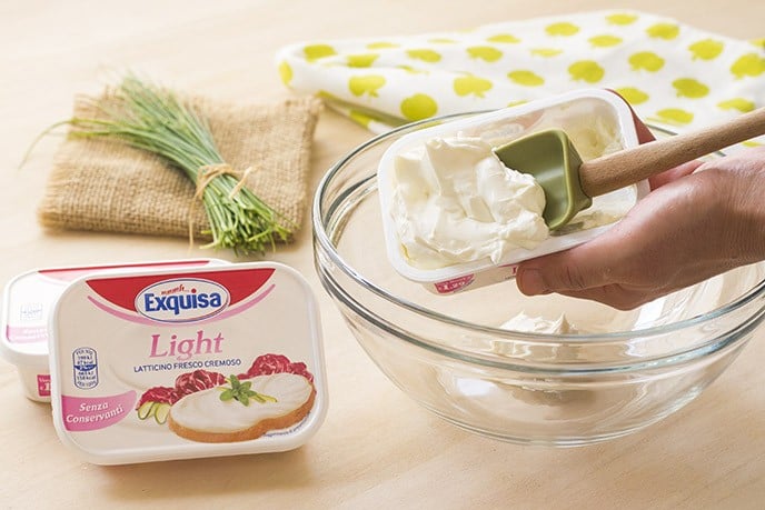 Salsa al formaggio e yogurt per insalate, pollo e patate - Step 1