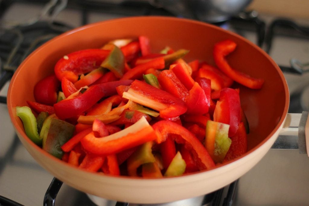 Torta salata peperoni e olive nere – ricetta facile - Step 1
