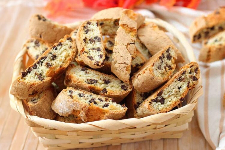 Cantucci con gocce di cioccolato e nocciole