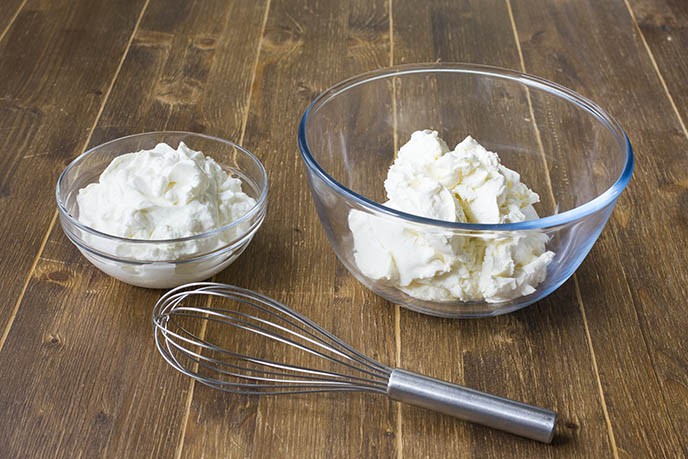 Amalgamate il formaggio bianco e lo yogurt greco in una ciotola capiente aiutandovi con una frusta o una spatola. 