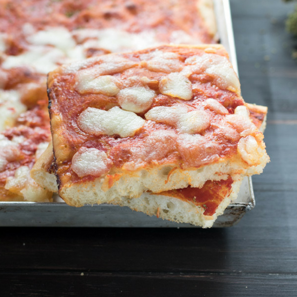 La nostra pizza è pronta! Alta, soffice e con la mozzarella filante. Non ci resta che tagliarla in tranci e assaggiarla subito!