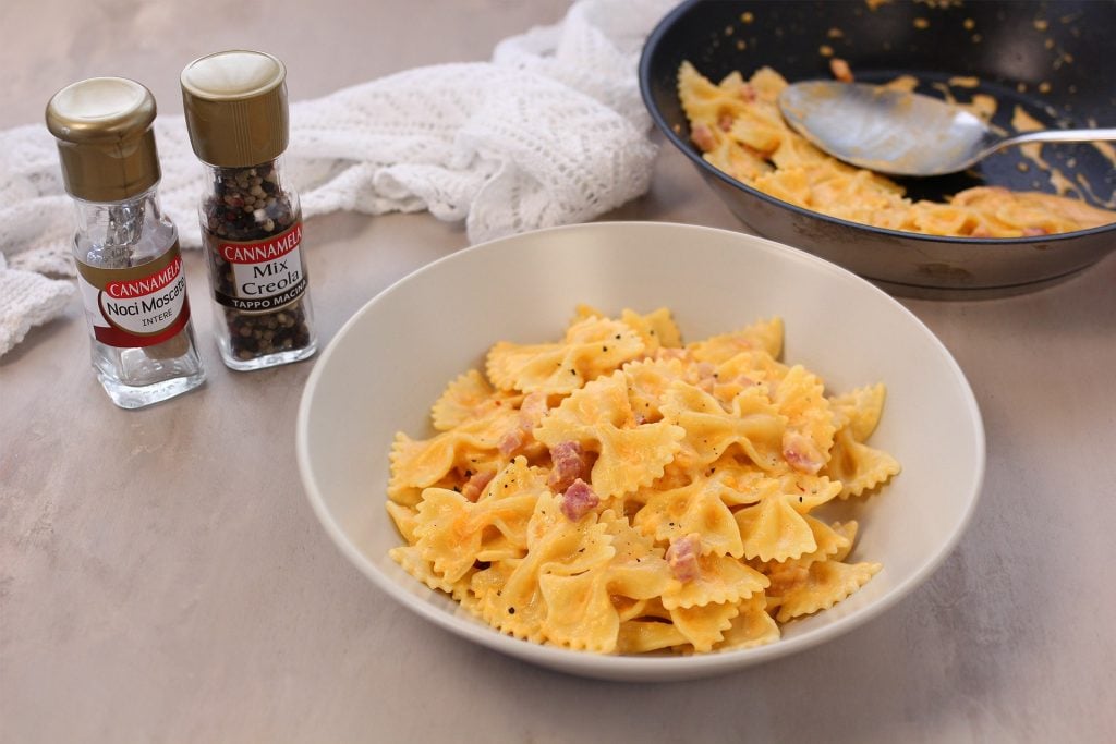 Scoliamo la pasta direttamente in padella, facciamo saltare e grattugiamo un po' di Noce Moscata Cannamela e di Mix Creola Cannamela. Impiattiamo e serviamo subito. 