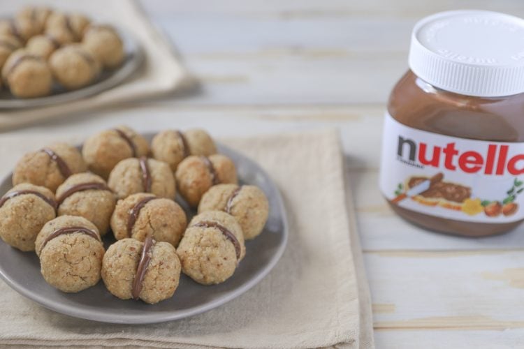 Bacetti di dama alla nocciola con Nutella