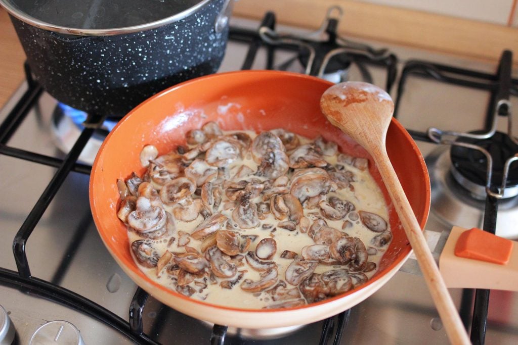 Pennette funghi e panna – ricetta facile - Step 3