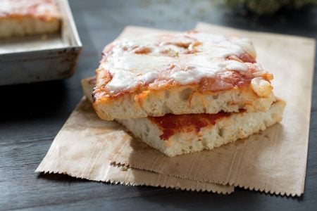 Come riscaldare la pizza: 4 metodi semplici e infallibili
