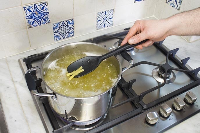 Cuocete adesso la pasta nell'acqua di cottura del broccolo; questo piccolo accorgimento conferirà alla pasta un sapore più intenso.  