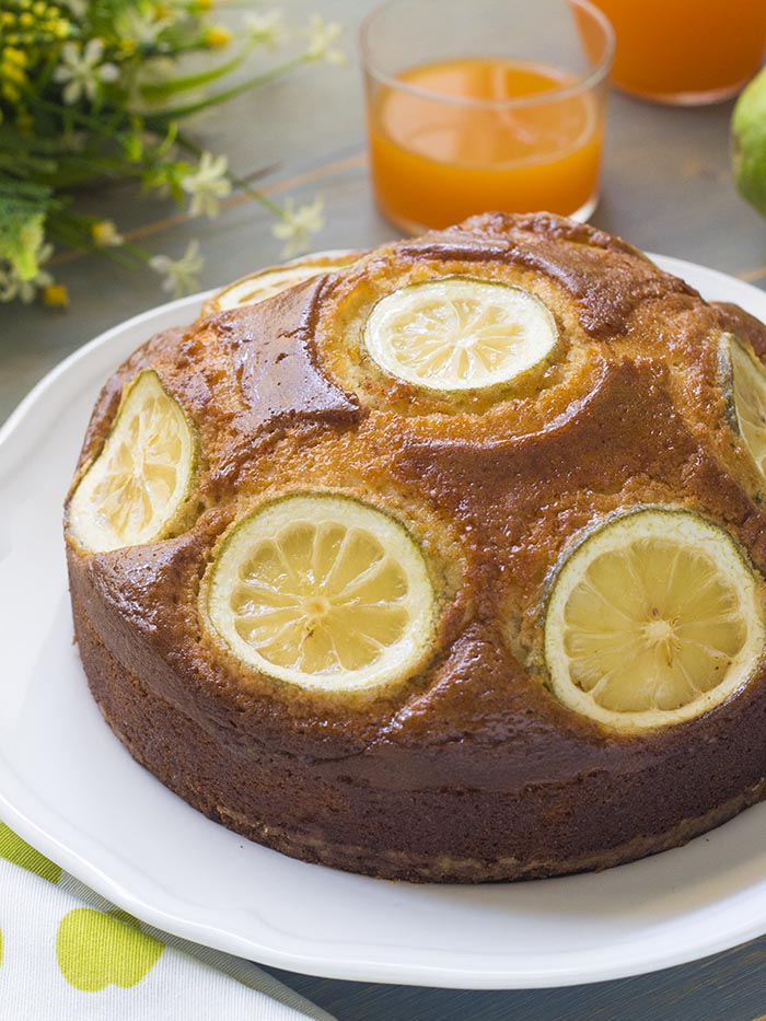 Ecco la torta 7 vasetti al limone servita in tavola! E' perfetta per merenda, ma anche per la colazione del periodo estivo. 
