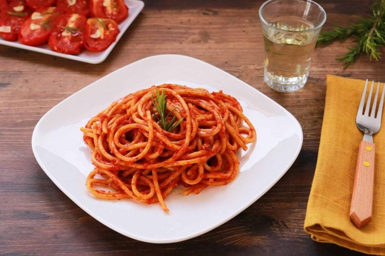 Pasta con salsa di pomodori arrosto