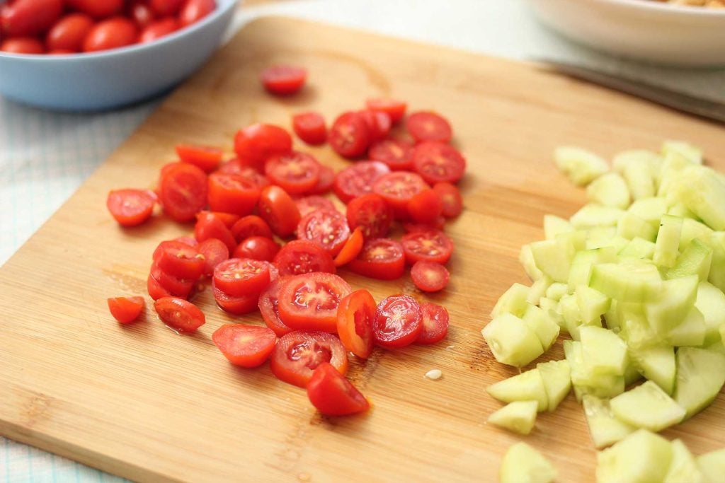 Tagliamo anche i pomodorini a pezzetti piccoli. Tagliamo tutto molto piccolo, in questo modo la nostra panzanella si insaporirà bene!