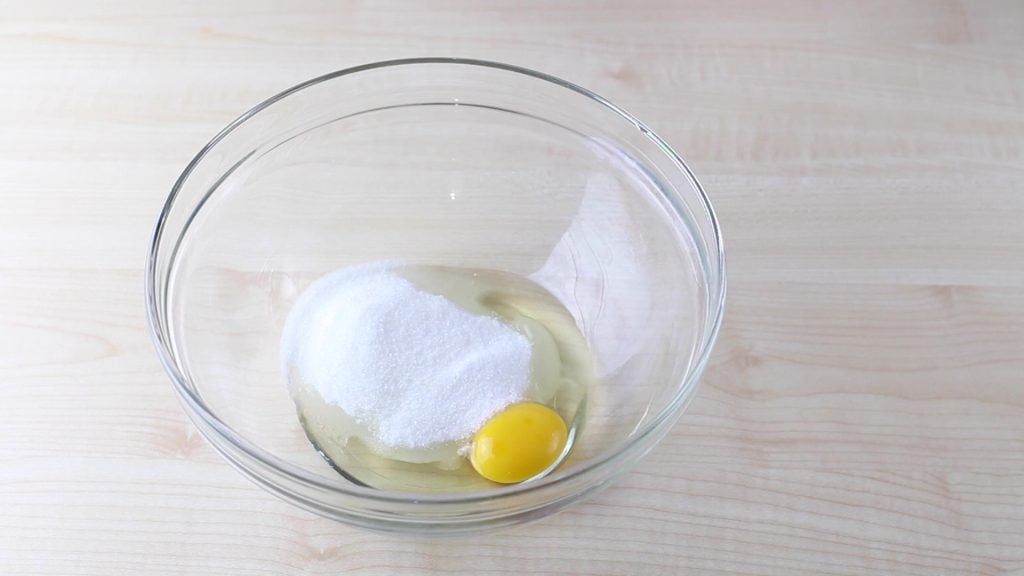 Per preparare i biscotti da inzuppo abruzzesi, in una ciotola aggiungete l’uovo, lo zucchero e mescolateli insieme con una forchetta.Aggiungete poi l’olio, il latte, la scorza del limone e continuare a mescolare.