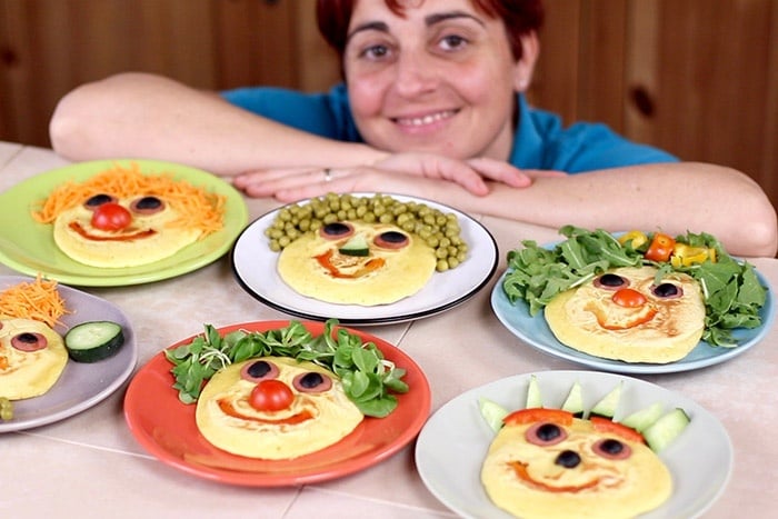 Pancakes salati "smile" per bambini con würstel e verdure