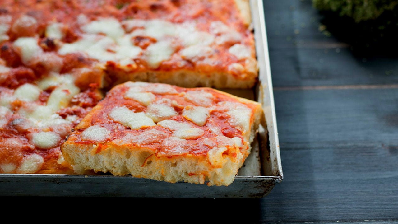 Pizza in teglia alta e soffice - Fatto in casa da Benedetta