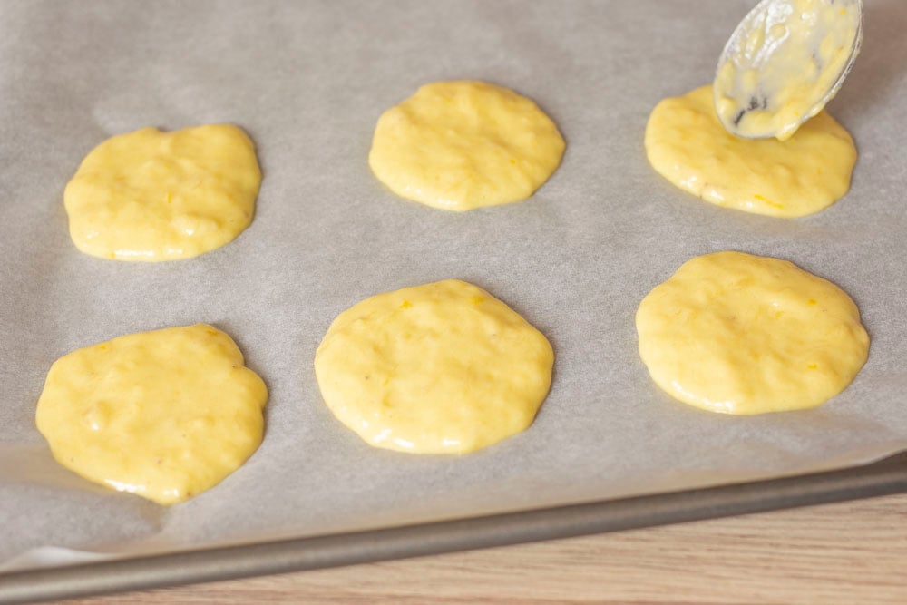 Utilizziamo due cucchiai per dare forma ai biscotti e sistemiamoli direttamente nella teglia da forno, ricoperta di carta forno.