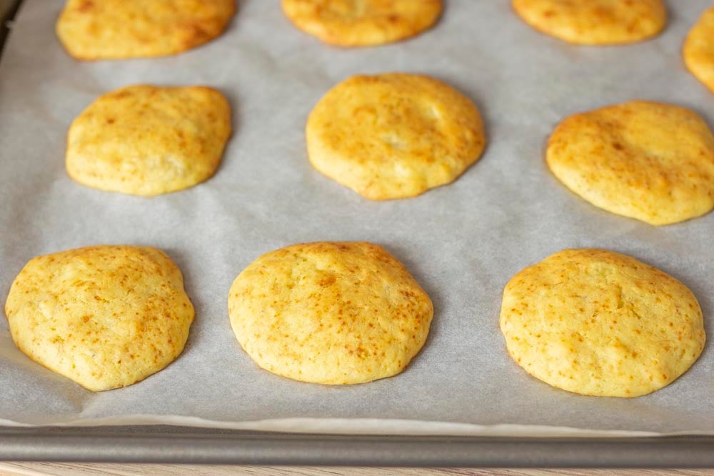 Con questa dose otterremo circa 20 biscotti alla banana medi.Portiamo i biscotti a cuocere in forno statico, preriscaldato a 180° per 15 minuti circa. Controllate i tempi di cottura perché possono variare in base al vostro forno.