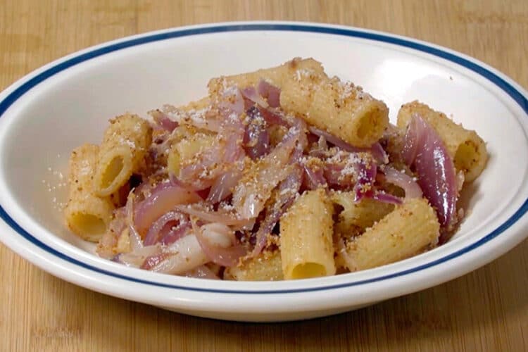 Pasta cipolle e mollica