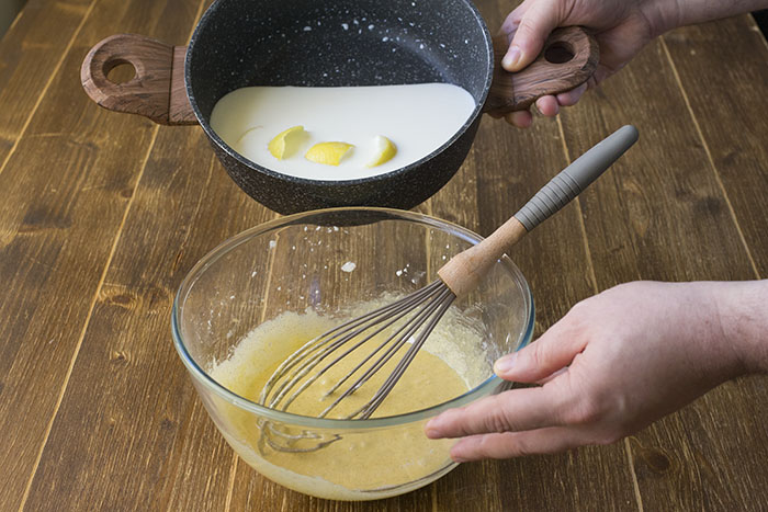 Torta di pasta sfoglia con crema e mele - Step 2