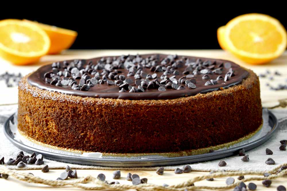 Prima di toglierla dallo stampo e gustarla, lasciamo solidificare la nostra poke cake cioccolato e arancia per circa 15 minuti.