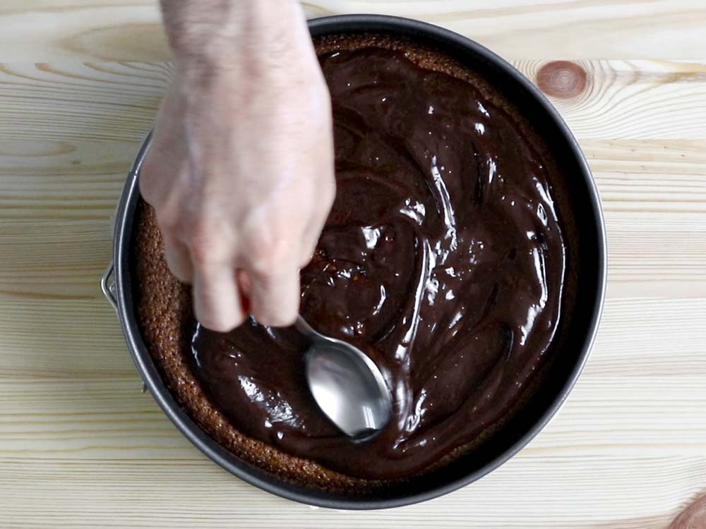 Versiamoci sopra la crema di cioccolato fondente, distribuendola bene.