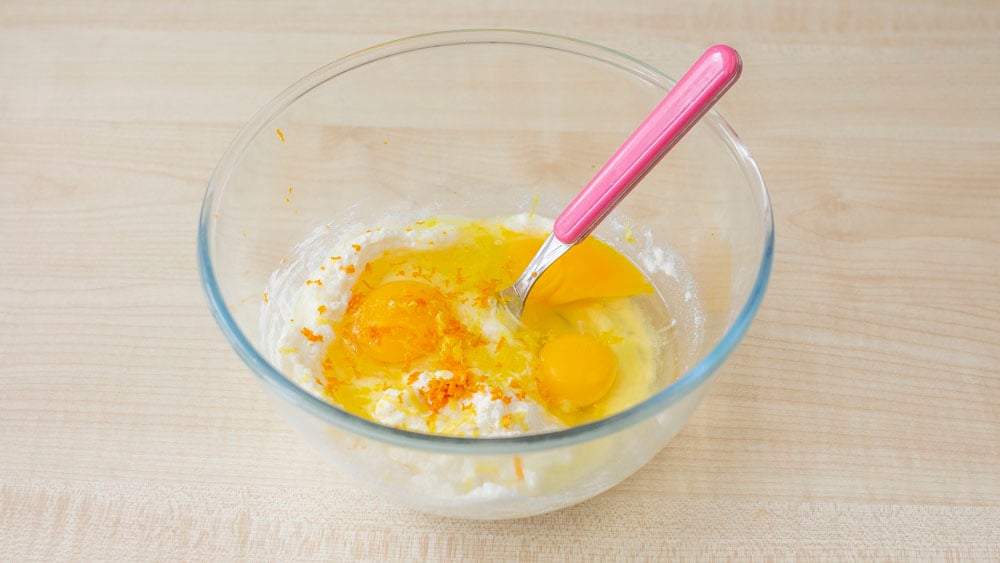 Aggiungiamo le uova e la scorza del limone e dell'arancia.