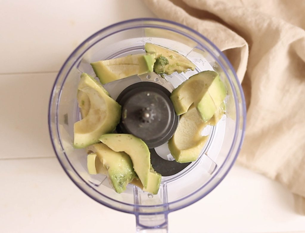 Per prima cosa in un robot da cucina versiamo l'avocado sbucciato e tagliato a pezzettoni.